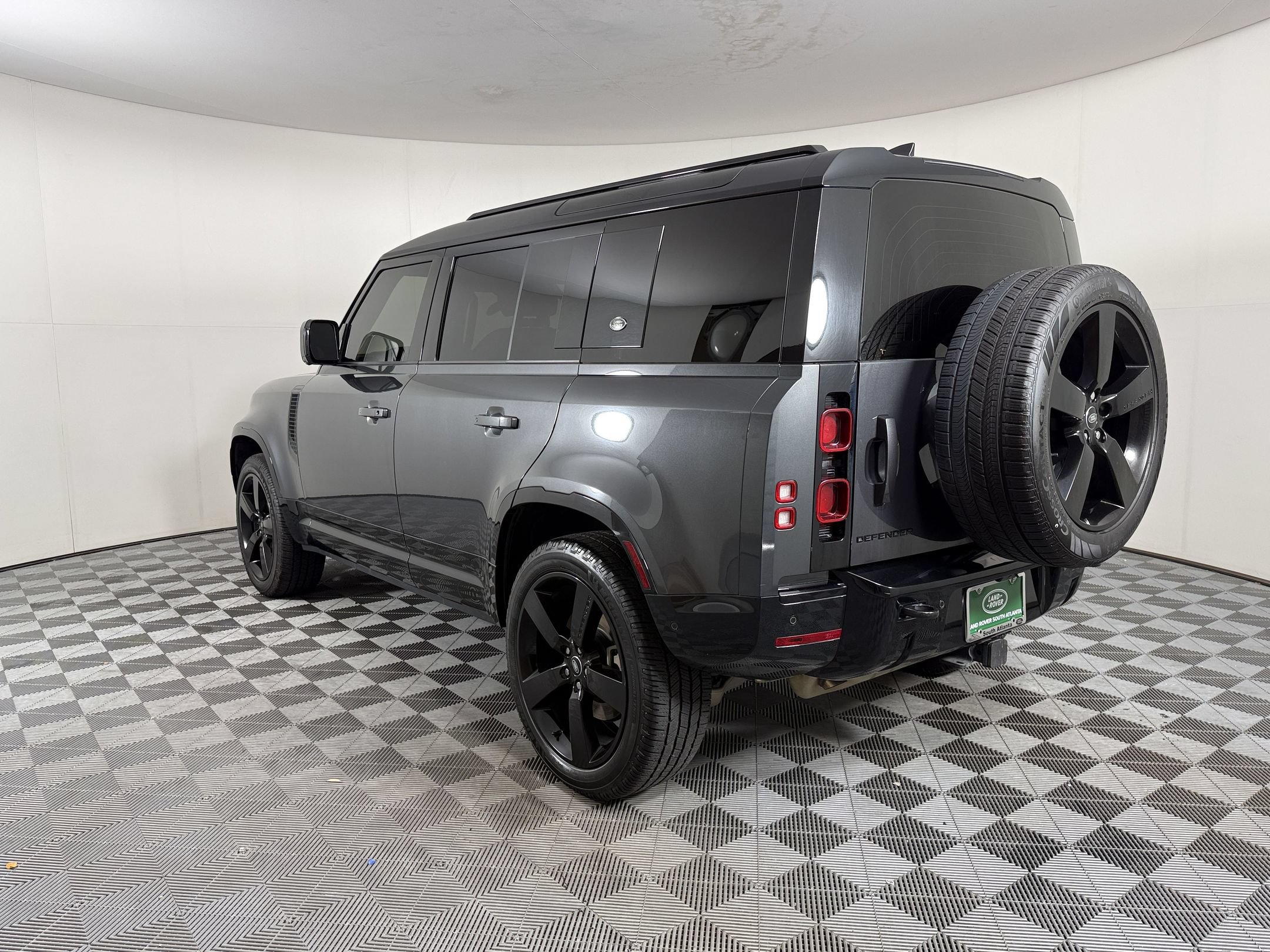 Used 2024 Land Rover Defender 110 X-Dynamic SE AWD/4WD image 3