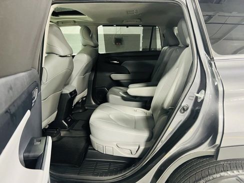 Used 2023 Toyota Highlander XLE image 28