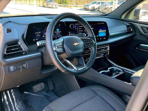 Used 2025 Chevrolet Traverse LT image 17