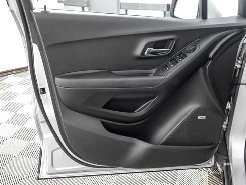 Used 2018 Chevrolet Trax LT w/ Sun & Sound Package AWD/4WD image 34