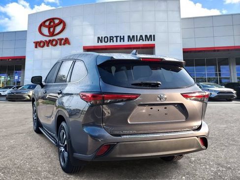 Used 2023 Toyota Highlander XLE FWD image 3