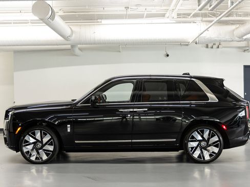 New 2026 Rolls-Royce Cullinan AWD/4WD image 2