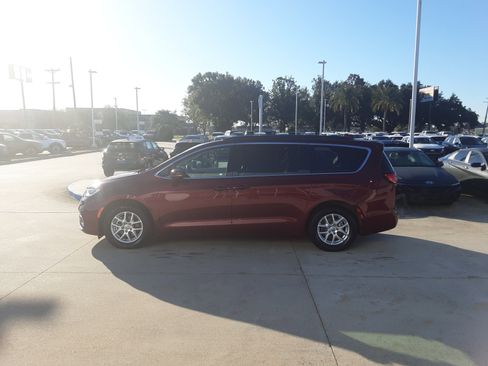Used 2022 Chrysler Pacifica Touring-L w/ Uconnect Theater Family Group image 4