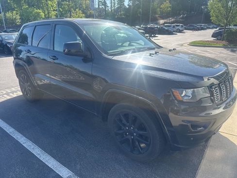 Used 2019 Jeep Grand Cherokee Altitude image 3