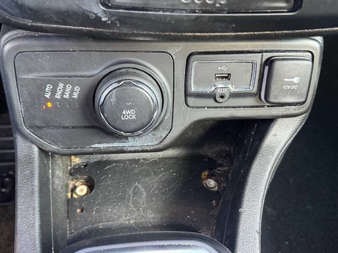 Used 2018 Jeep Renegade Sport w/ Power & Air Group image 9