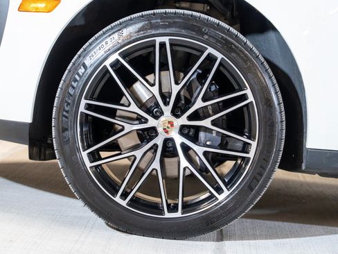 Certified 2026 Porsche Macan AWD/4WD image 11