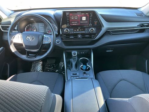 Used 2021 Toyota Highlander LE image 11
