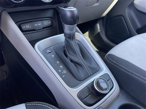 Used 2022 Hyundai Venue SEL image 19