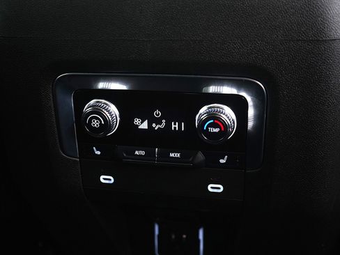 Used 2023 GMC Yukon XL SLT image 17