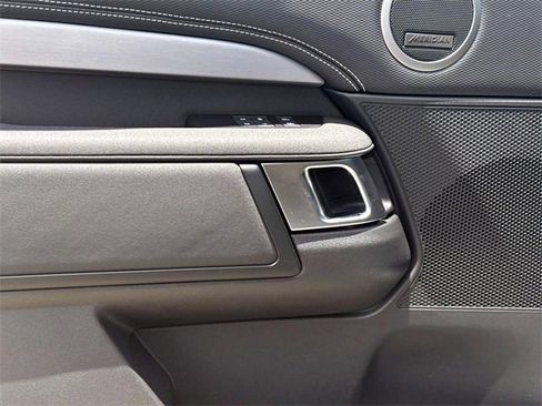 New 2025 Land Rover Discovery Dynamic SE image 15