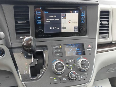 Used 2017 Toyota Sienna XLE image 34