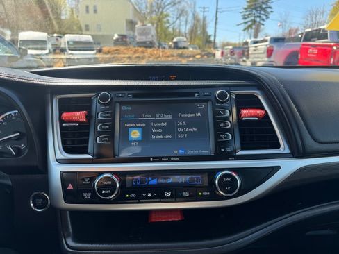 Used 2017 Toyota Highlander SE AWD/4WD image 31