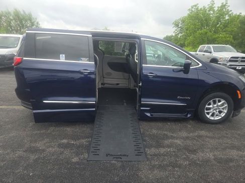 Used 2020 Chrysler Pacifica Touring-L FWD image 19