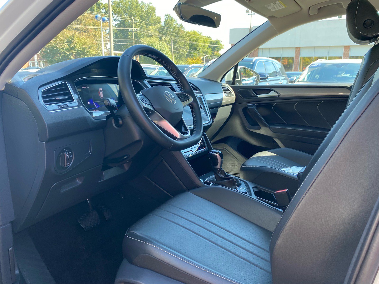 Certified 2023 Volkswagen Tiguan SE w/ Panoramic Sunroof Package AWD/4WD image 12