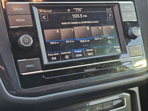 Used 2020 Volkswagen Tiguan S image 24