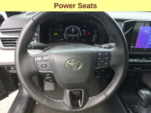 Used 2025 Toyota Camry SE image 11