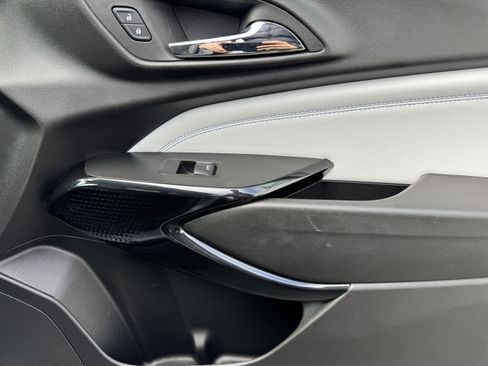 Used 2025 Chevrolet Trax LT image 22