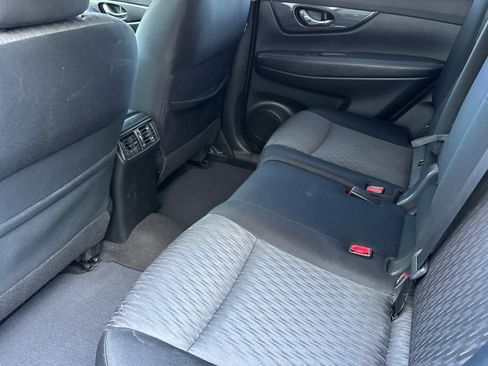 Used 2017 Nissan Rogue SV image 4