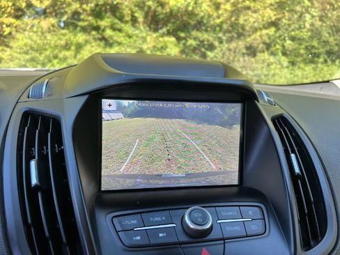 Used 2019 Ford Escape SE image 18