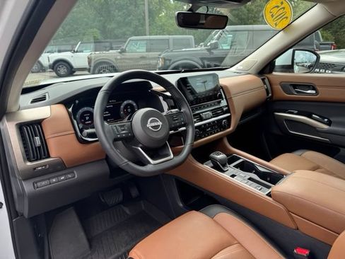 Used 2025 Nissan Pathfinder Platinum FWD image 28