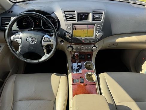 Used 2011 Toyota Highlander Limited w/ Tow Pkg FWD image 12