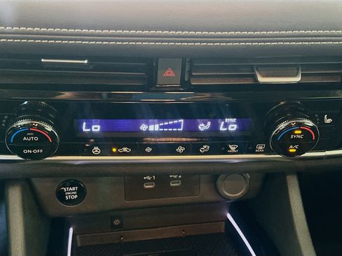 Used 2025 Nissan Rogue SL AWD/4WD image 23