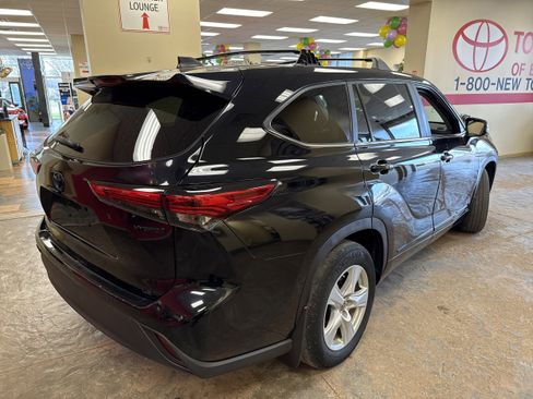 Used 2023 Toyota Highlander LE AWD/4WD image 9