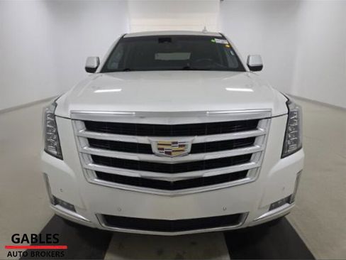 Used 2017 Cadillac Escalade ESV Luxury image 3