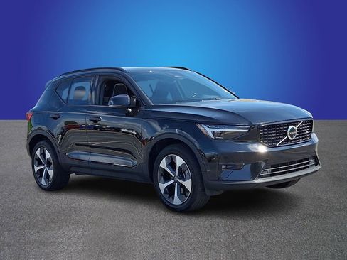 Used 2024 Volvo XC40 B5 Plus AWD/4WD image 3