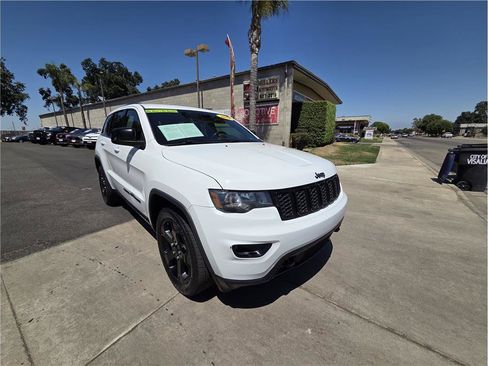 Used 2019 Jeep Grand Cherokee Laredo RWD image 3