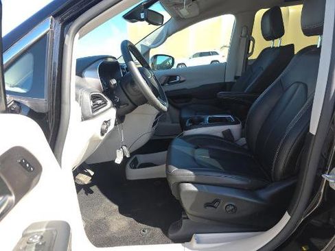 Used 2024 Chrysler Pacifica Touring-L AWD/4WD image 3
