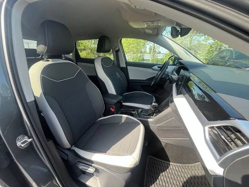 Certified 2025 Volkswagen Taos SE AWD/4WD image 13
