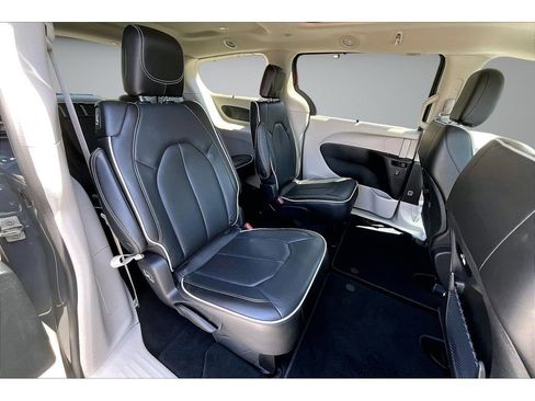 Certified 2023 Chrysler Pacifica Limited AWD/4WD image 26
