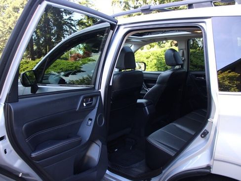 Used 2017 Subaru Forester 2.5i Touring AWD/4WD image 17