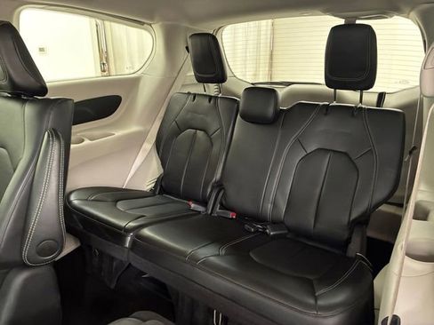 Used 2024 Chrysler Pacifica Select image 18