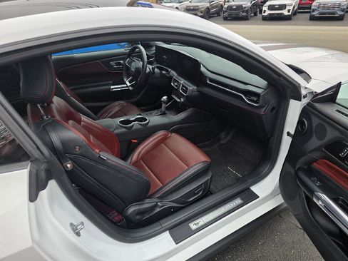 Used 2025 Ford Mustang Premium image 19