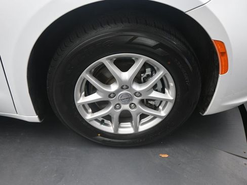 Used 2023 Chrysler Pacifica Touring-L image 23