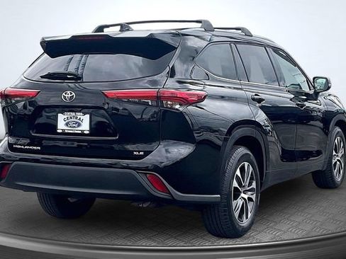 Used 2021 Toyota Highlander XLE FWD image 13