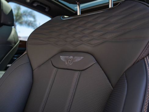 Used 2024 Bentley Bentayga image 30
