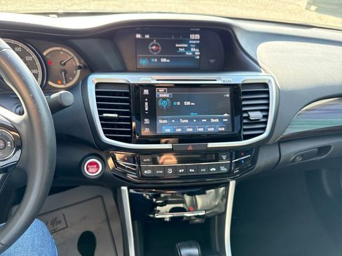 Used 2017 Honda Accord Touring image 18