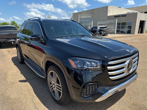 Used 2025 Mercedes-Benz GLS 450 4MATIC image 2