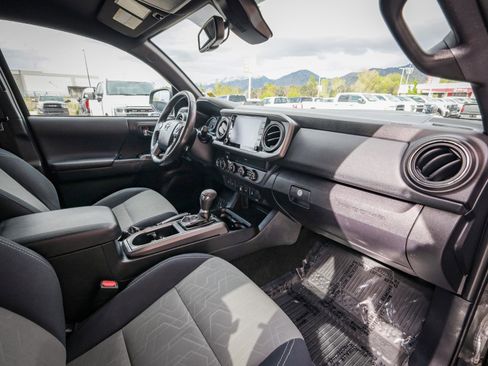 Used 2020 Toyota Tacoma TRD Sport w/ Technology Package AWD/4WD image 22