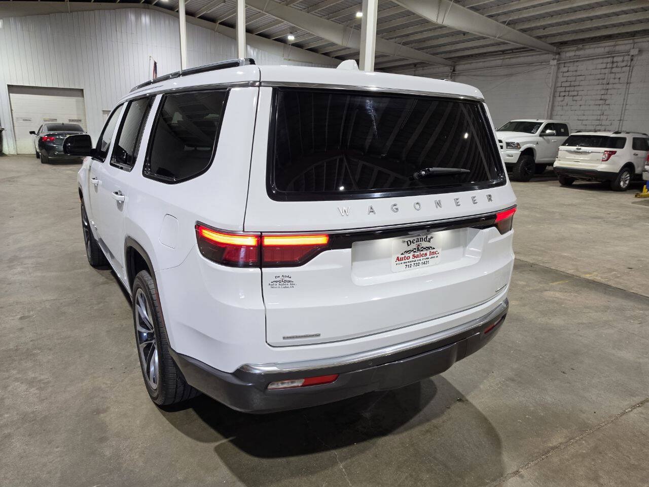 Used 2022 Jeep Wagoneer Series III w/ Premium Group I AWD/4WD image 10