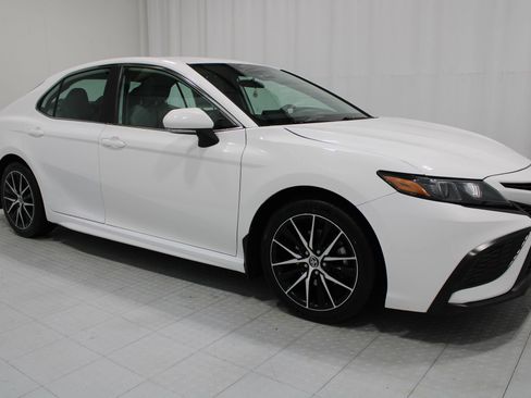Used 2023 Toyota Camry SE AWD/4WD image 4