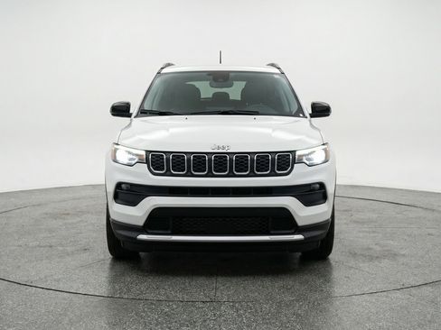 Used 2025 Jeep Compass Latitude AWD/4WD image 2