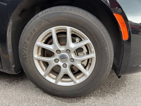 Used 2025 Chrysler Pacifica Select FWD image 10