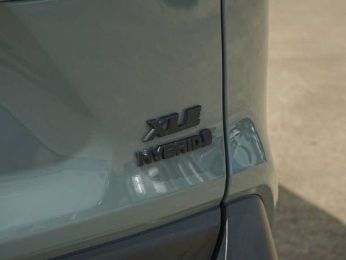 Used 2022 Toyota RAV4 XLE Premium AWD/4WD image 8