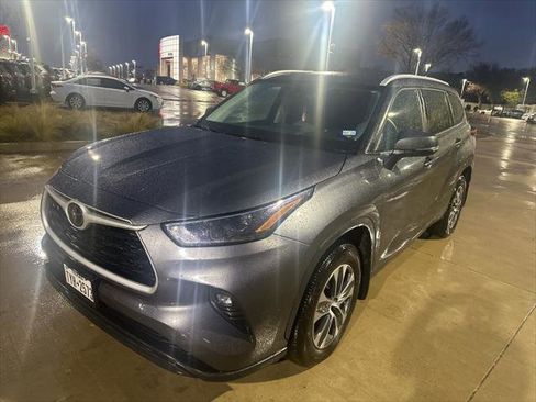 Certified 2024 Toyota Highlander XLE image 1