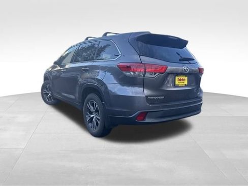 Used 2018 Toyota Highlander LE image 5