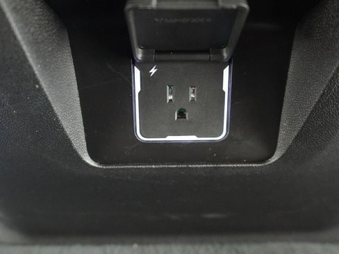 Used 2025 Chevrolet Suburban LS RWD image 31